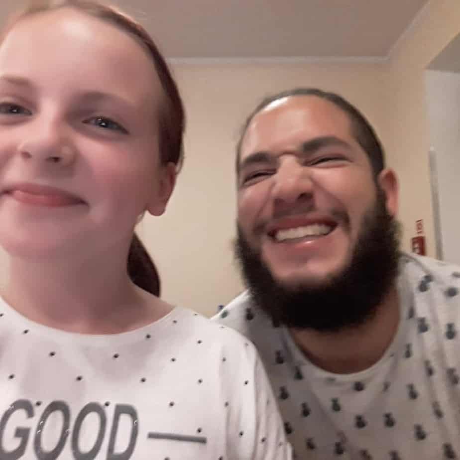 the_image_shows_a_man_and_a_young_girl_in.jpg